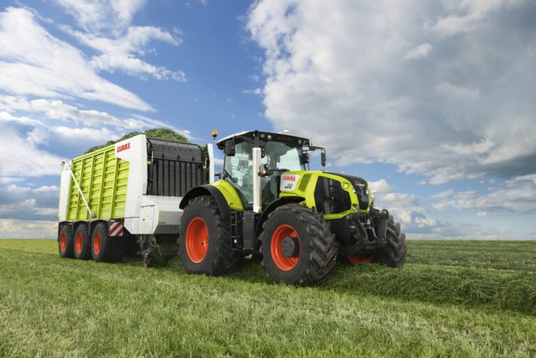 Τρακτέρ CLAAS AXION με καρότσα στο χωράφι