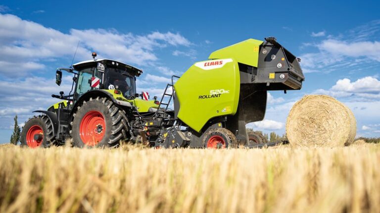 Πρέσα CLAAS ROLLANT με τρακτέρ και μπάλα σανού